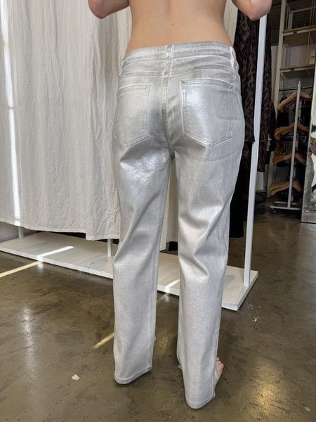 Foto del cliente: el jean plateado de espalda, en modelo de calce