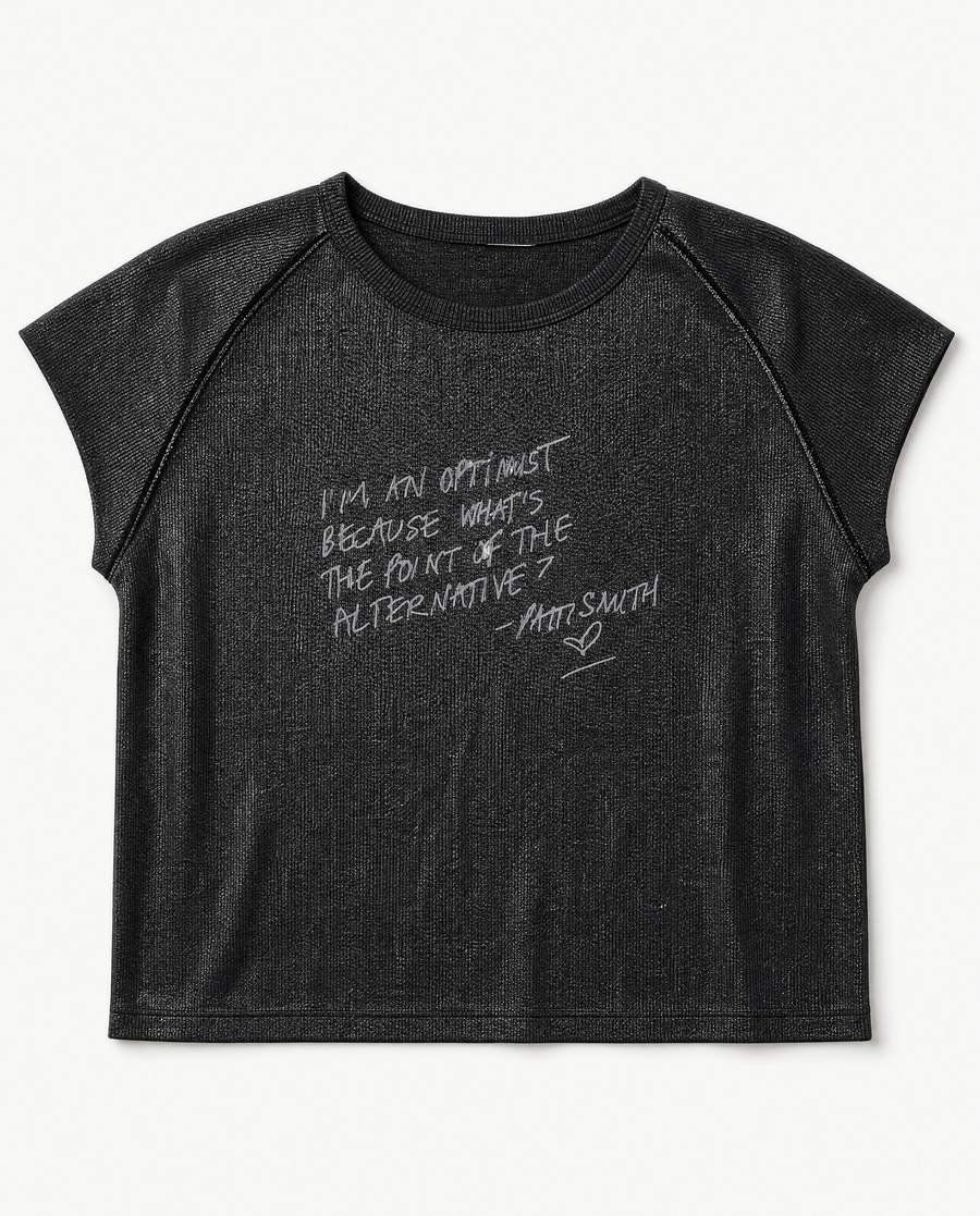 La remera sola, estirada sobre fondo blanco